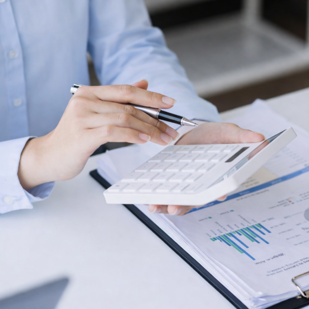 Księgowa z Puław sprawdzająca dokumenty finansowe – Biuro Finansowe NOVA