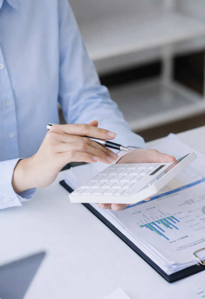 Księgowa z Puław sprawdzająca dokumenty finansowe – Biuro Finansowe NOVA